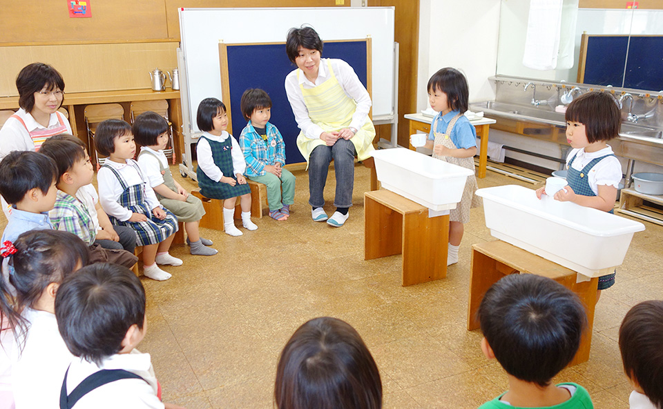 ぶくぶくうがいを５才組から教わる
